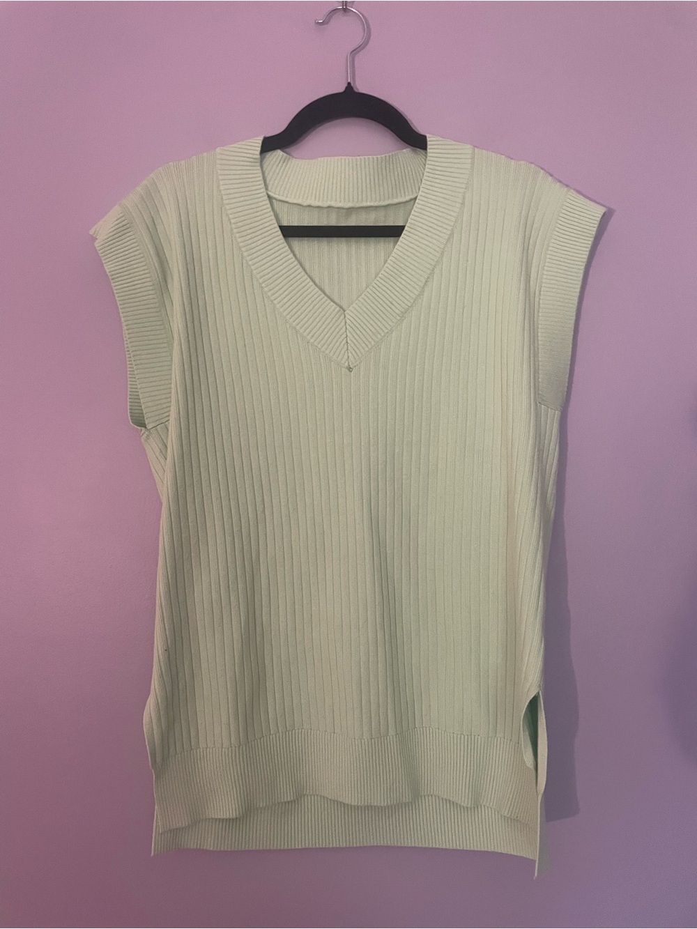 Sleeveless Ribbed V-Neck Knit Vest in Light Mint size L
